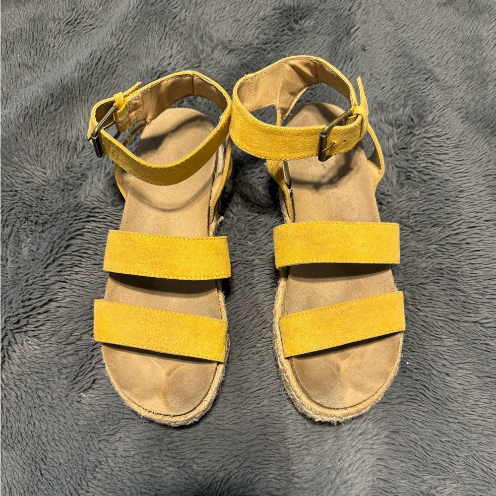 Yellow platform wedges